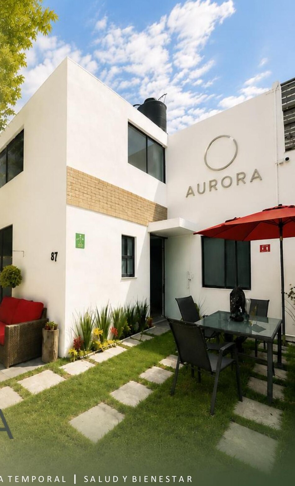 Fachada y jardín de la casa Aurora en Tlalnepantla