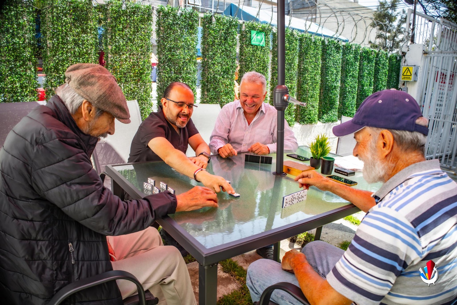 Residentes conviviendo en la terraza de Aurora